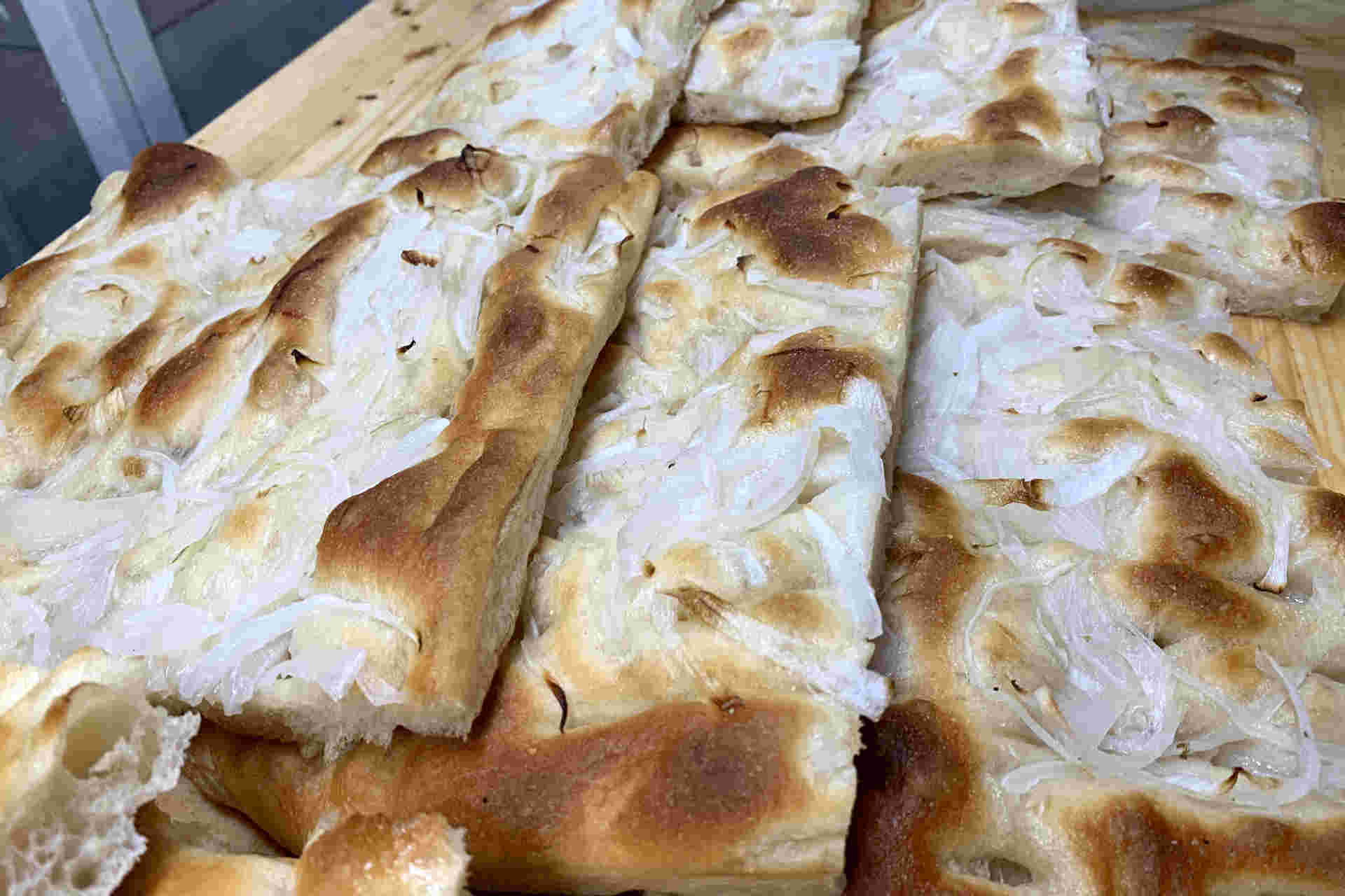 Focaccia genovese con cipolle a Camogli - Focacceria Pasticceria U Caruggiu